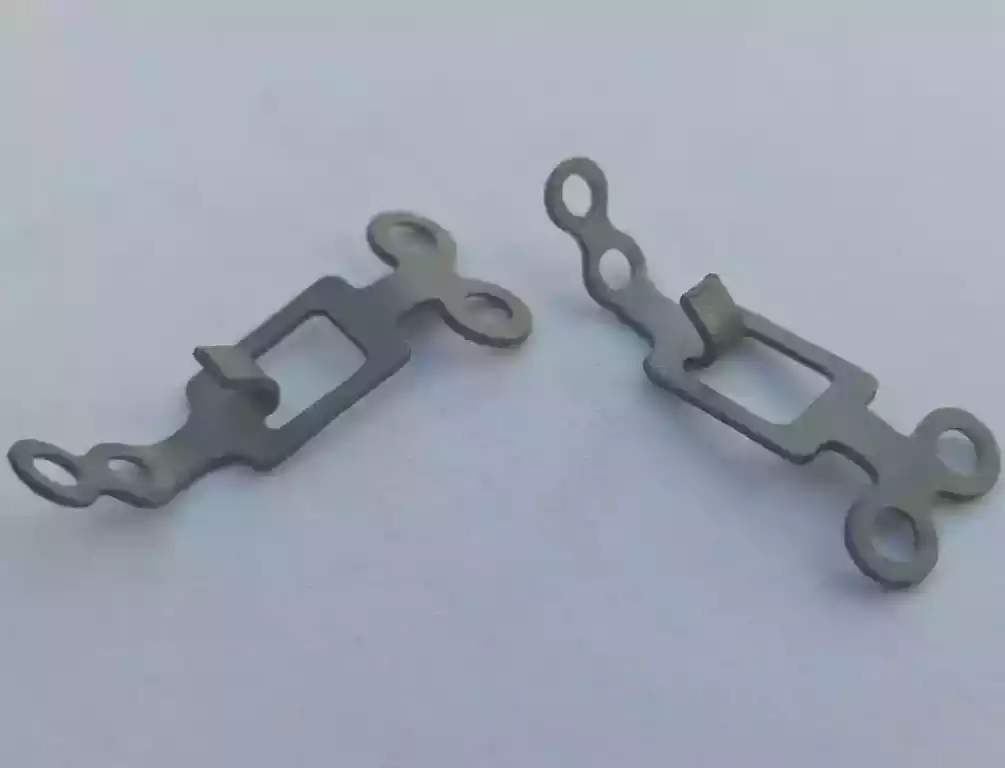 Pieza mecanizada en Titanio Sistema Laminoplastia